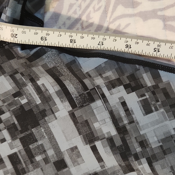 Prana Capri leggings...perfect for yoga, walking,  running etc. Great condition! - Picture 9 of 9